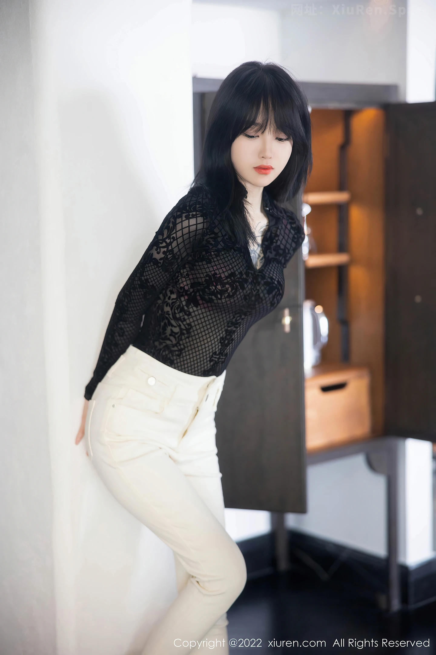 图片[3]-[XiuRen秀人网] VOL.5386 模特奶瓶大理旅拍黑色网纱上衣配白色长裤露粉色内衣诱惑写真98P-秀人网官方网站